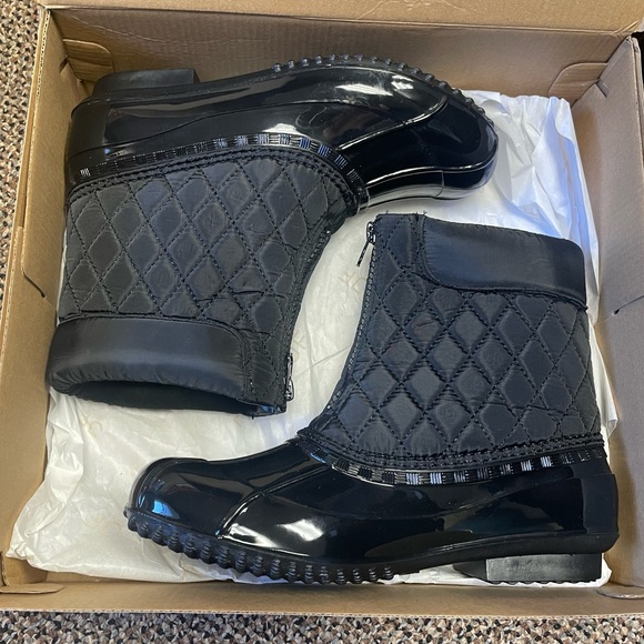 *ADD ME FOR FREE ON ORDERS $50+* JustFab Evi Slip-On Quilted Duck Boot - Black - Picture 1 of 5